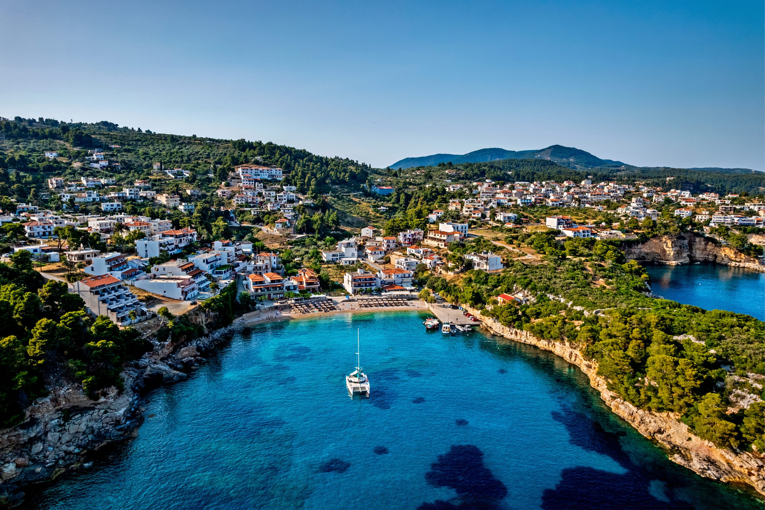 Παραθαλάσσιος οικισμός στην Αλόννησο